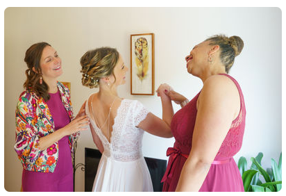 Préparation de la mariée entourée de ses proches