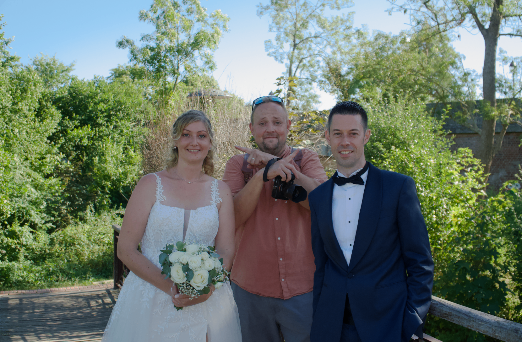 Alexandre avec un couple de mariés